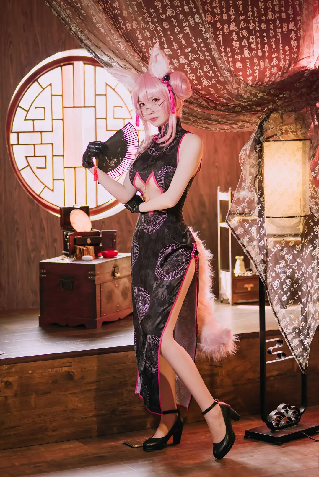 妖少you1 粉色狐耳黑色旗袍持折扇站姿