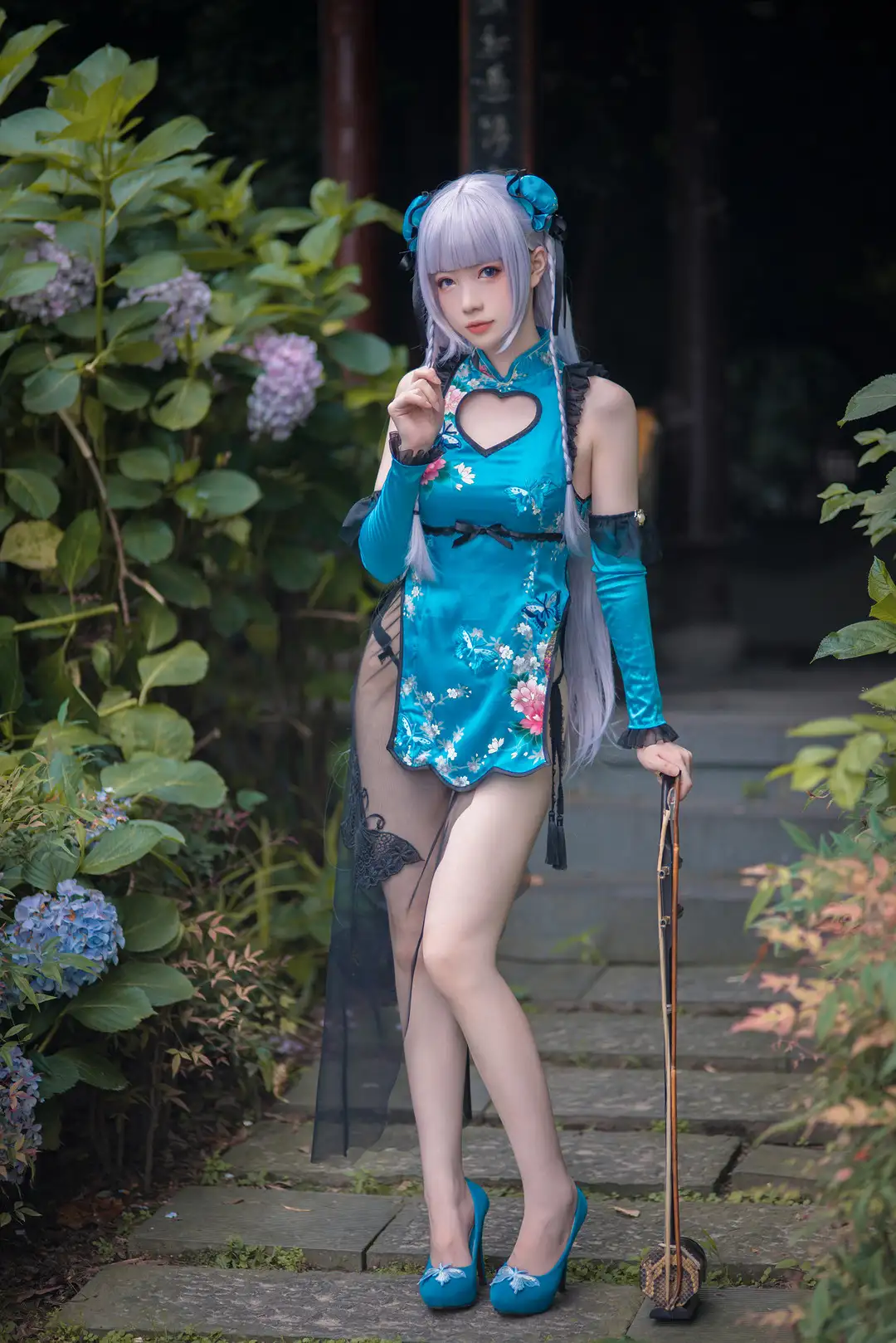 妖少you1 蓝色旗袍扶二胡花园石径站姿