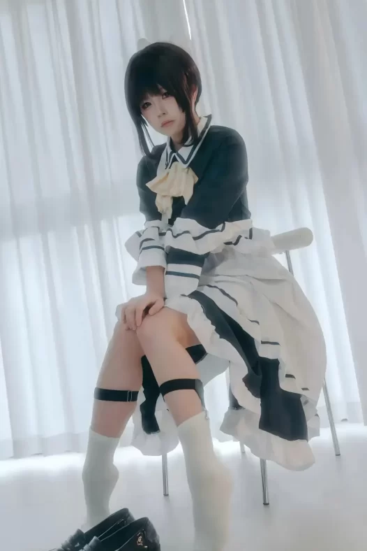 渡久山在白窗帘前穿起女仆装